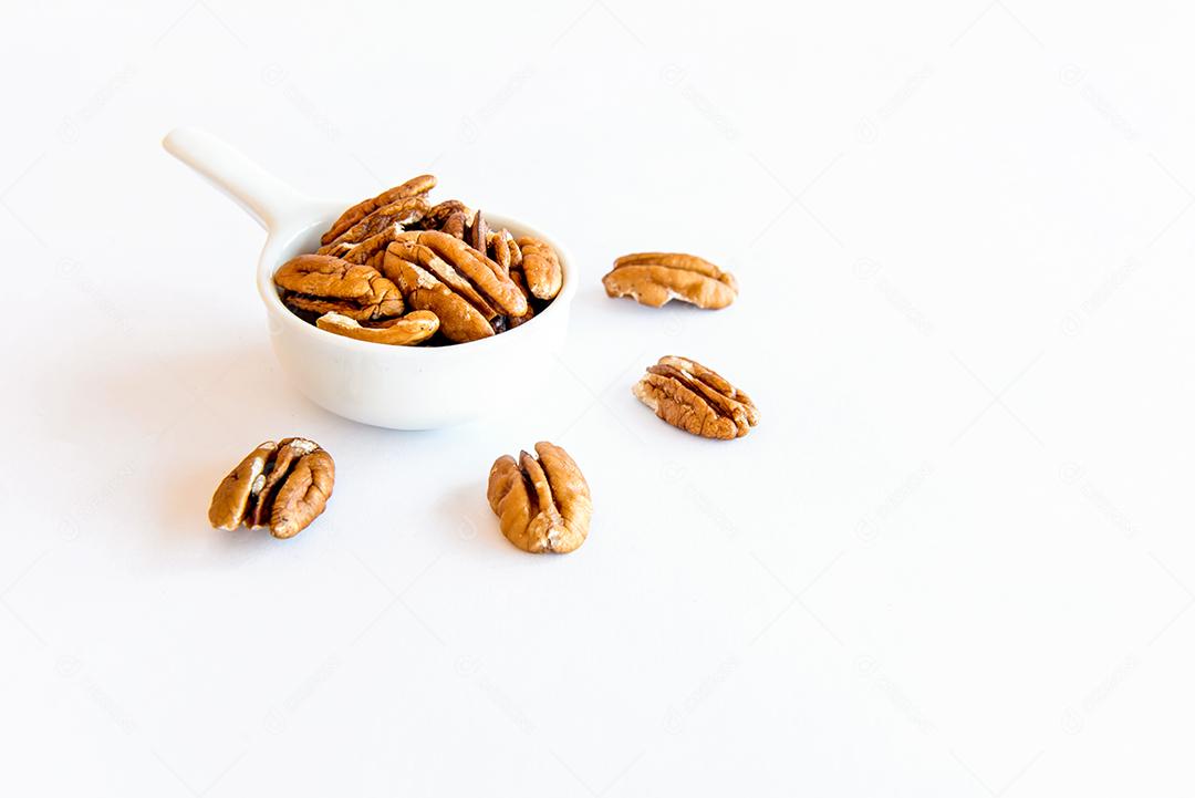 Nozes em fundo branco. Grãos saudáveis.