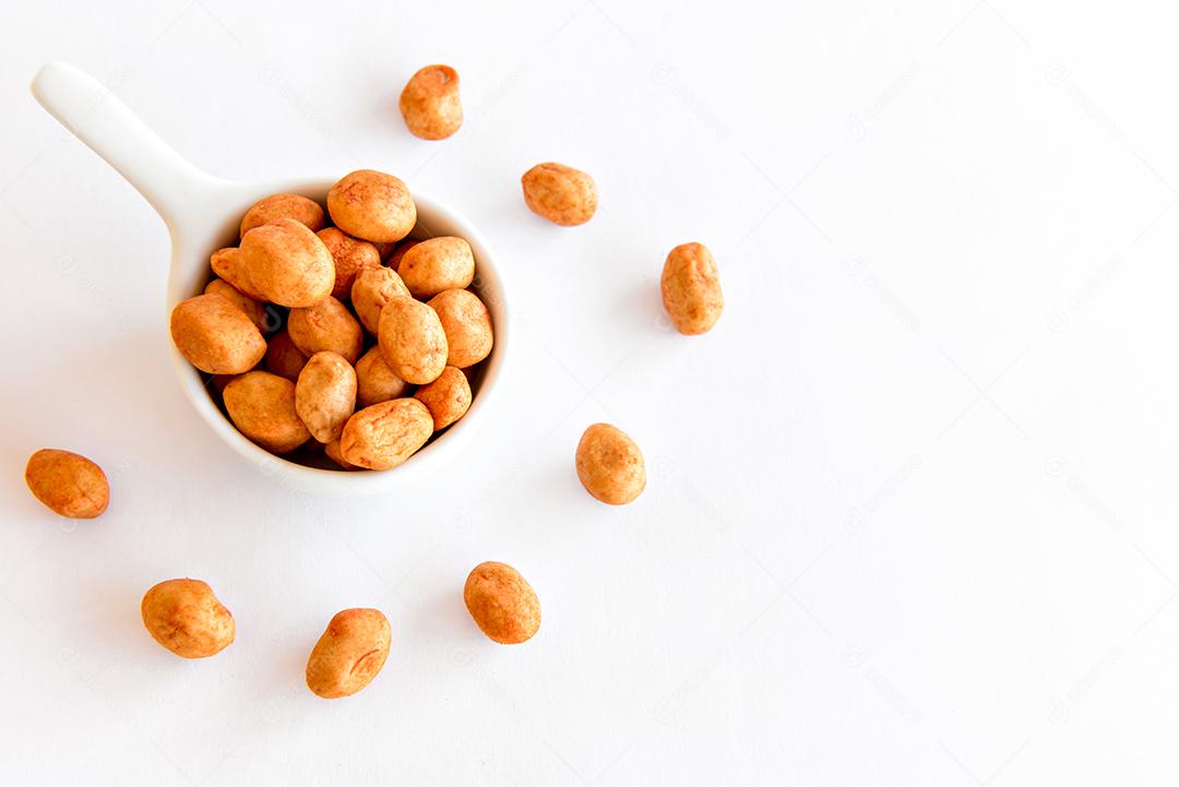 Amendoins em fundo branco. Grãos saudáveis.