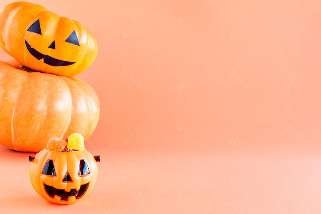 decoração de Halloween. Abóbora e doces gomosos em fundo laranja