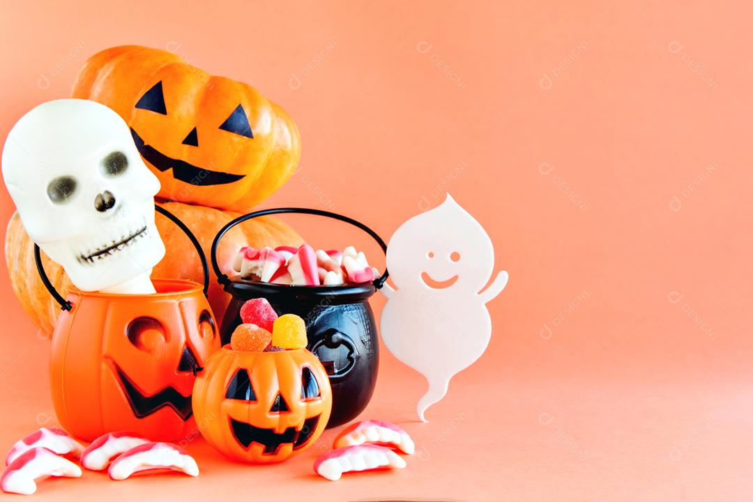 Decoração de feliz dia das bruxas. Abóbora, caldeirão, caveira e goma