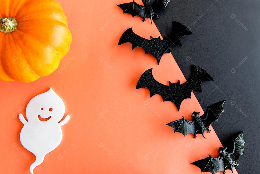 Decoração de feliz dia das bruxas. Abóbora, fantasma e morcegos em vagabundos laranja