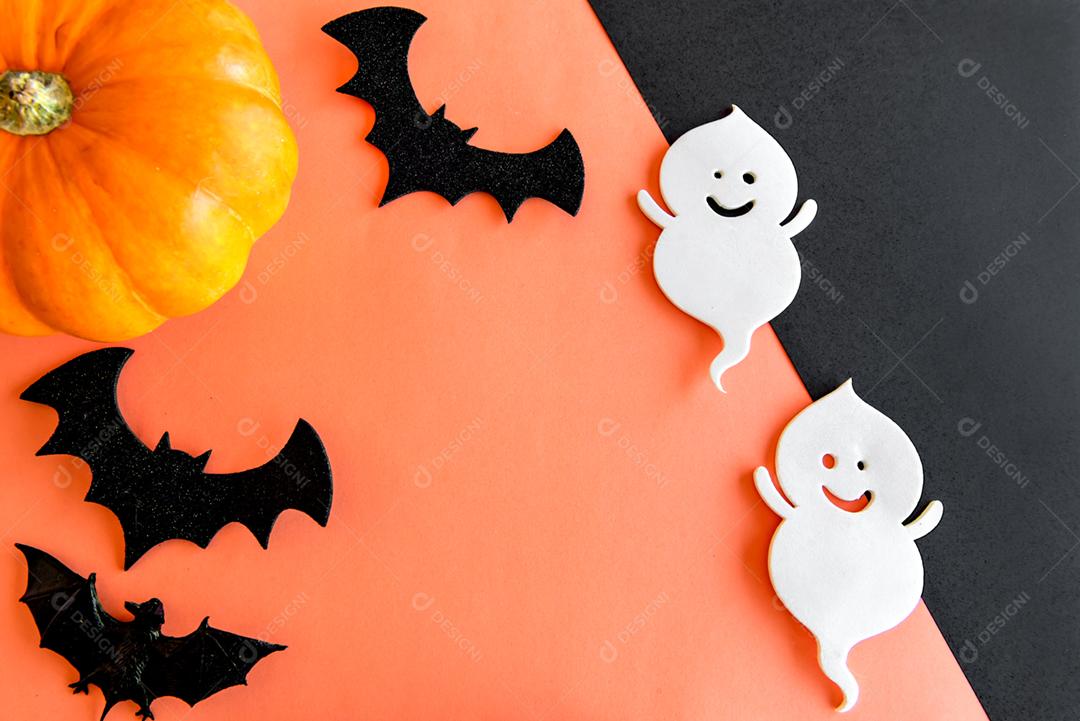 Decoração de feliz dia das bruxas. Abóbora, fantasma e morcegos em vagabundos laranja