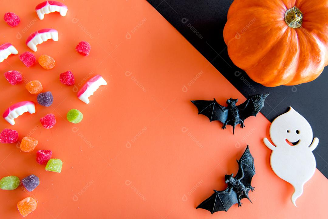 Decoração de feliz dia das bruxas. Abóboras, balas de goma, morcegos