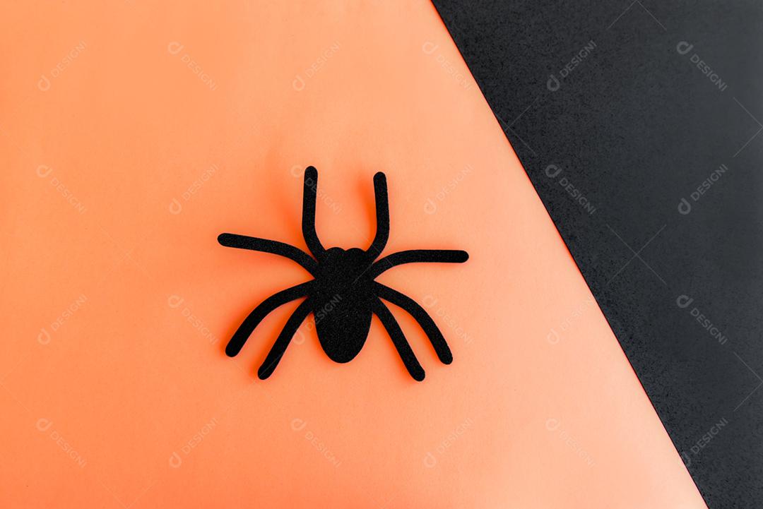 Decoração de feliz dia das bruxas. Aranha em fundo laranja.