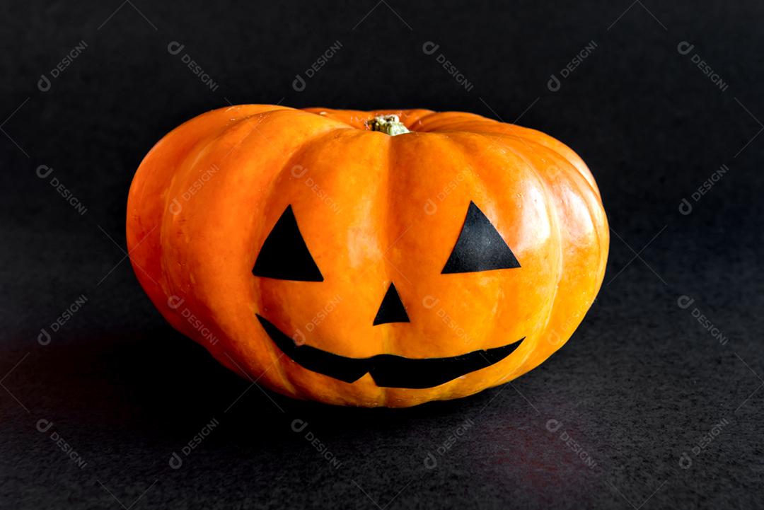 Decoração de feliz dia das bruxas em fundo laranja. Abóbora de Halloween