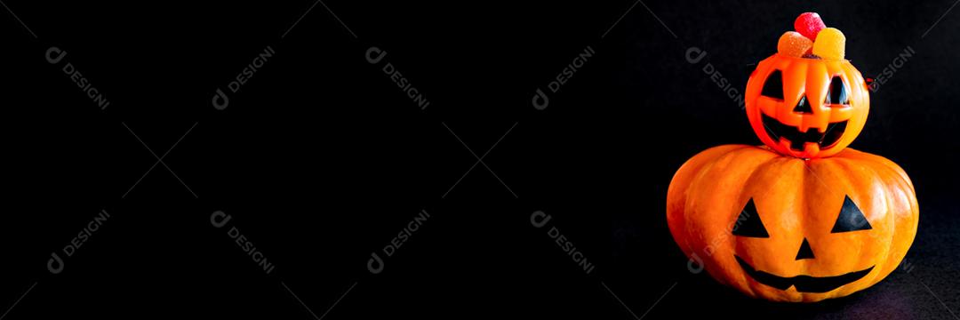 Decoração de feliz dia das bruxas em fundo preto. Abóbora com um sorriso