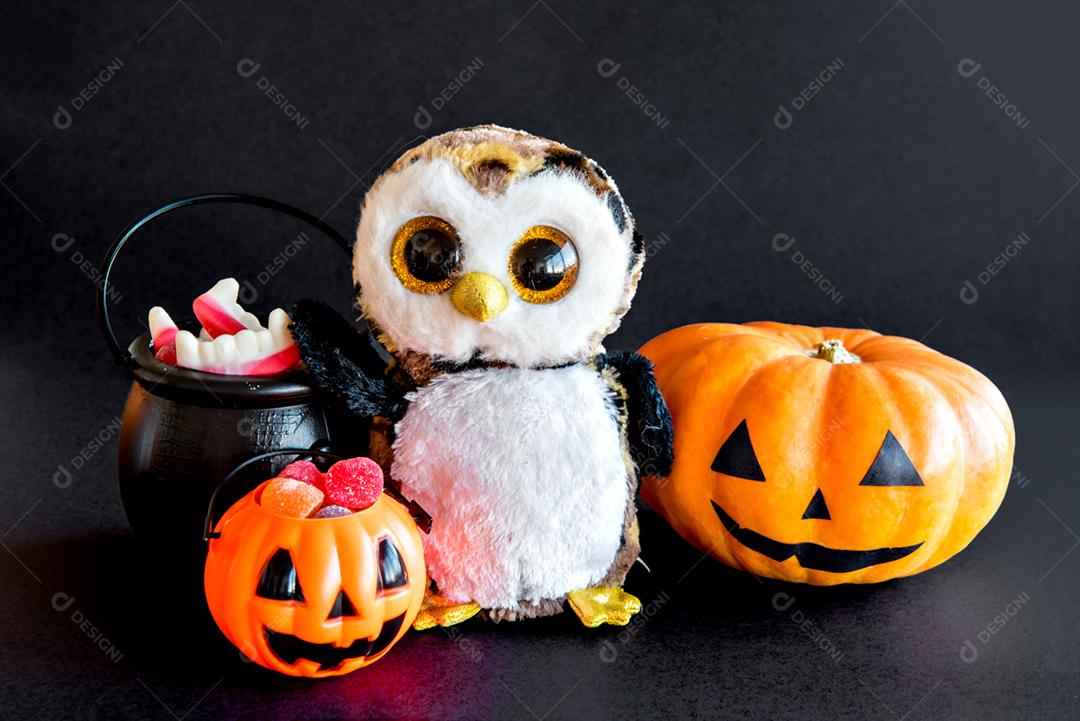 Decoração de feliz dia das bruxas em fundo preto. Abóbora, doces