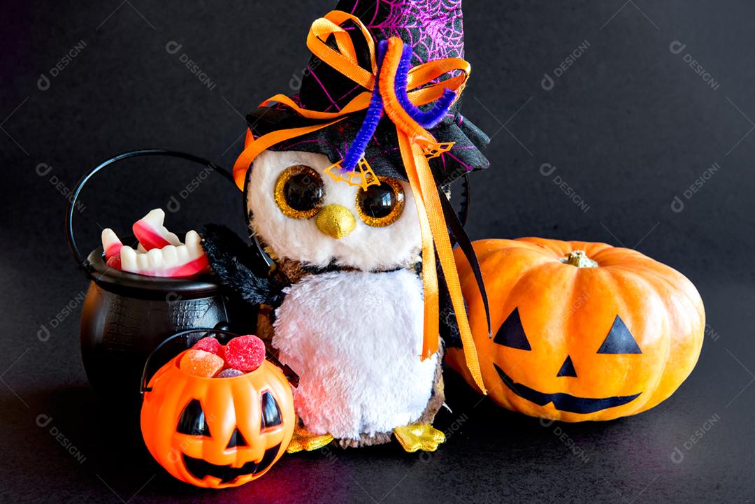 Decoração de feliz dia das bruxas em fundo preto. Abóbora, doces