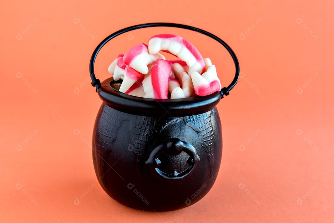 Decoração de feliz dia das bruxas em fundo laranja. Dia das Bruxas