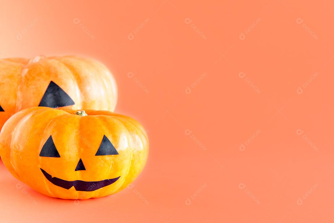 Decoração de feliz dia das bruxas em fundo laranja. Abóbora de Halloween