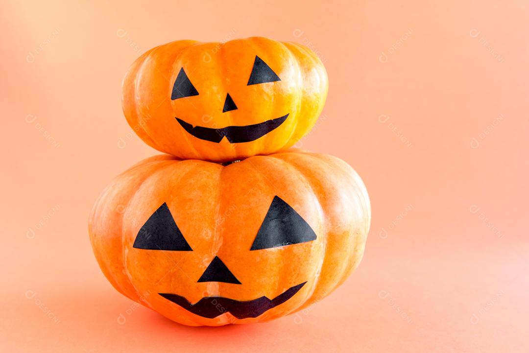 Decoração de feliz dia das bruxas em fundo laranja. Abóbora de Halloween