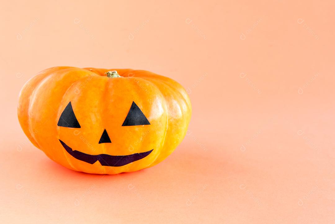 Decoração de feliz dia das bruxas em fundo laranja. Abóbora de Halloween