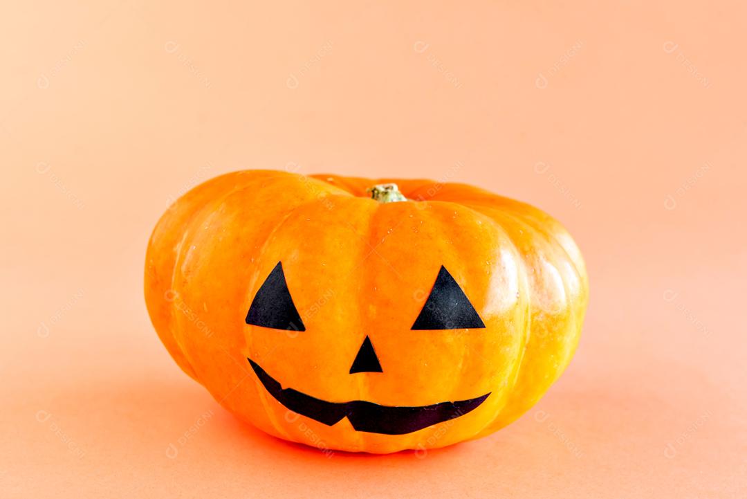 Decoração de feliz dia das bruxas em fundo laranja. Abóbora de Halloween