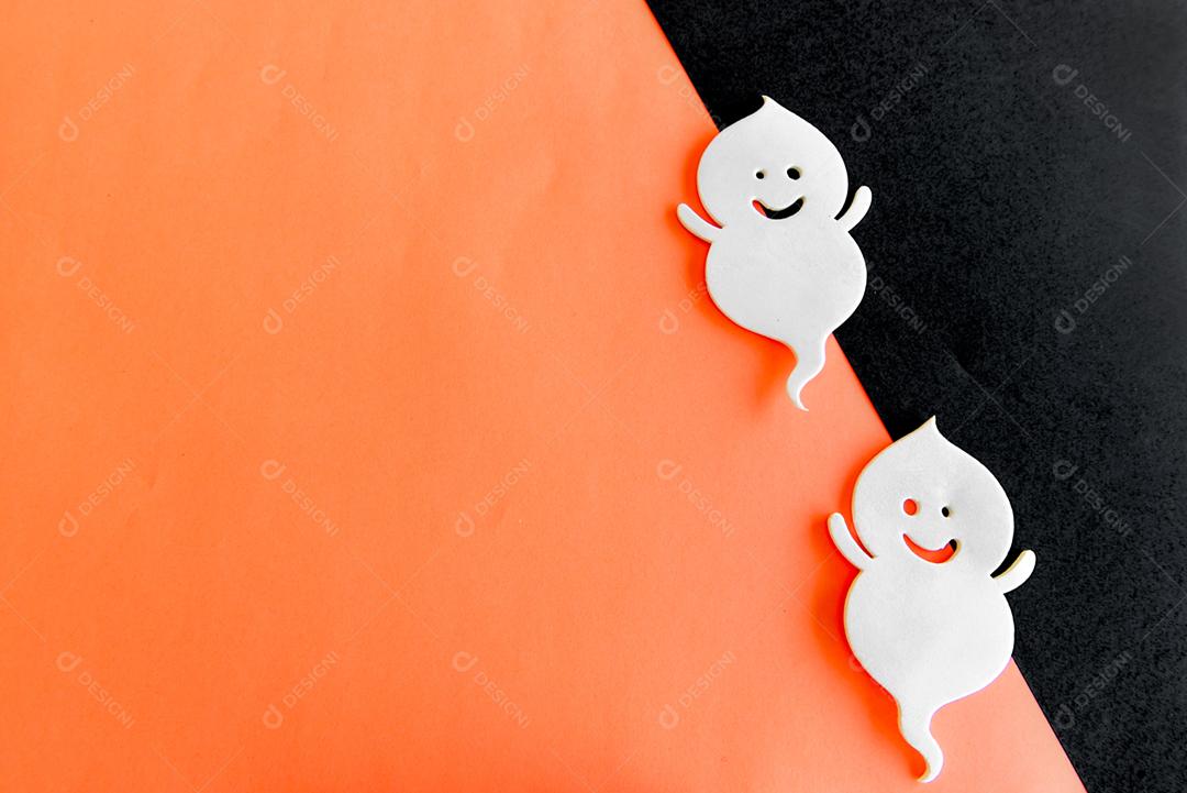 Decoração de feliz dia das bruxas. Morcegos e fantasmas em fundo laranja.