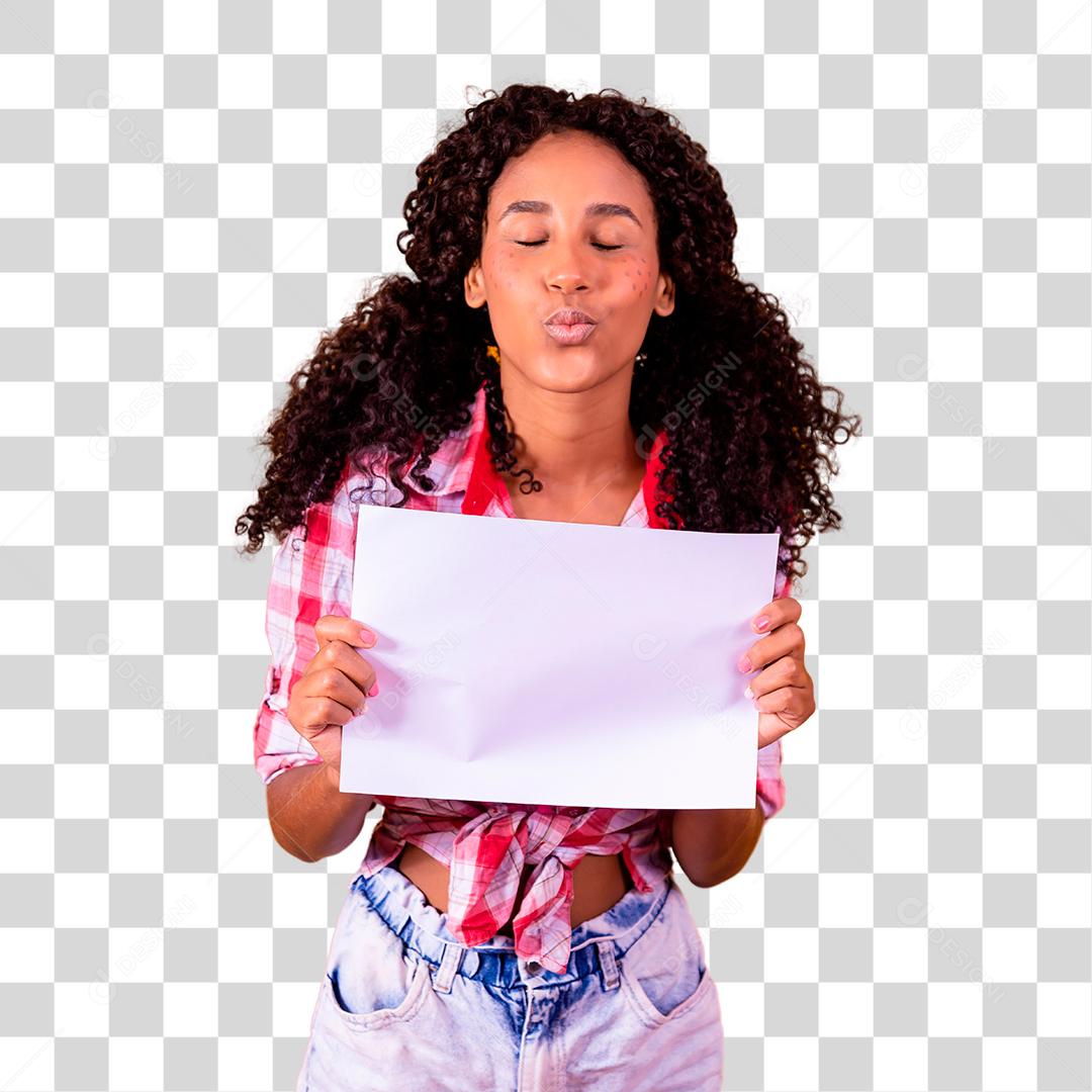 Morena vestida para festa junina segurando folha de papel em branco São João