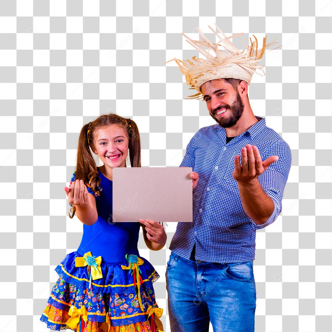 Jovem casal vestido para festa junina segurando folha em branco São João