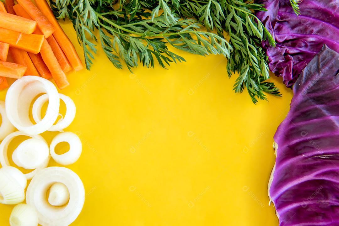 Cenoura em uma mesa com fundo laranja.