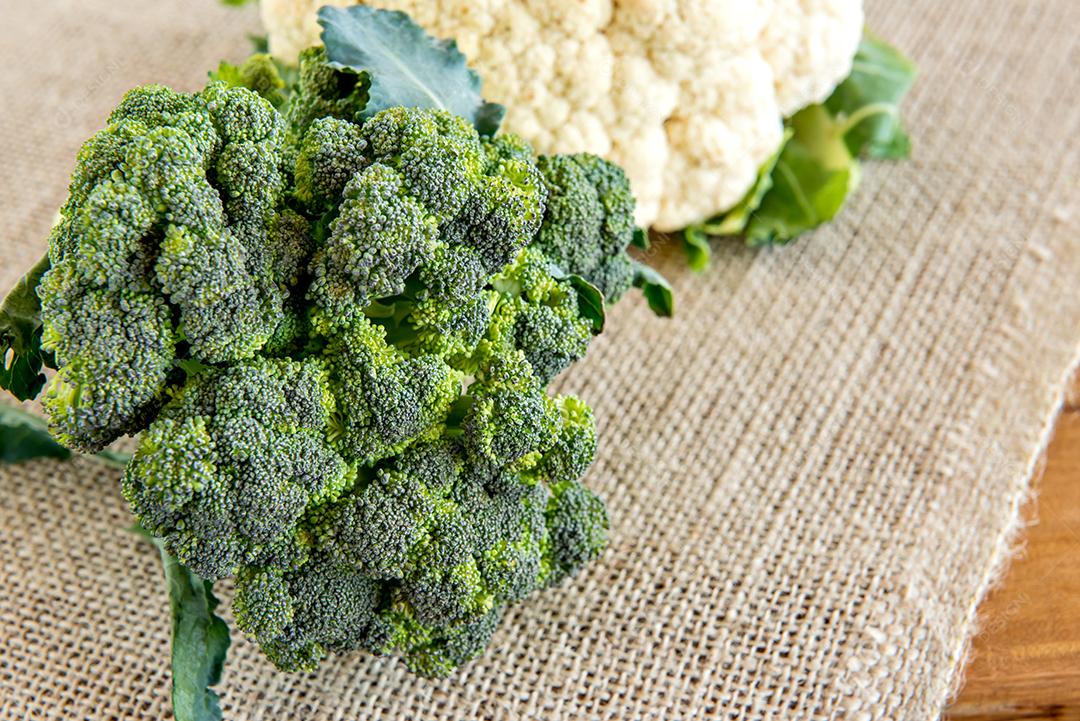 Brócolis e couve-flor em uma mesa de madeira