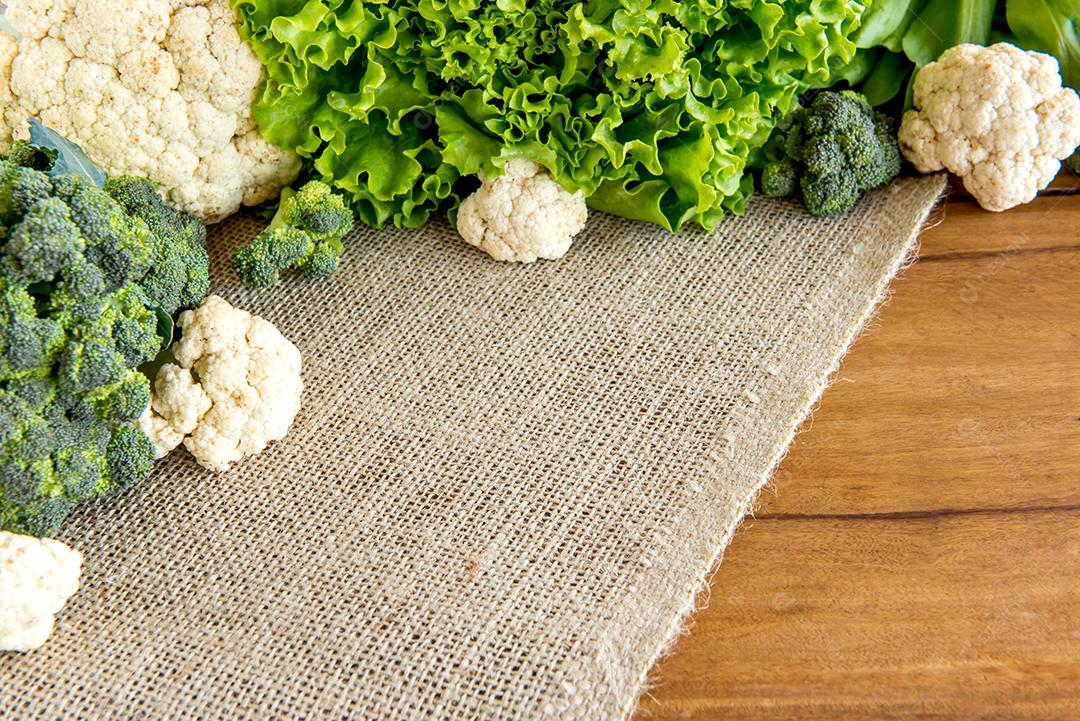 Vários legumes em uma mesa de cozinha