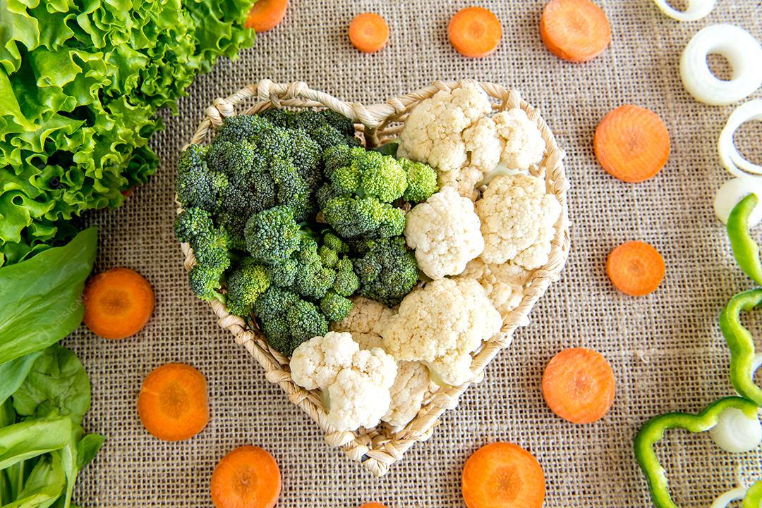 Vários legumes em uma mesa de cozinha