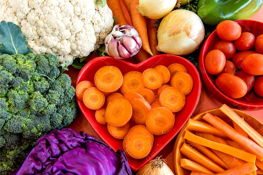 Vários legumes em uma mesa de cozinha