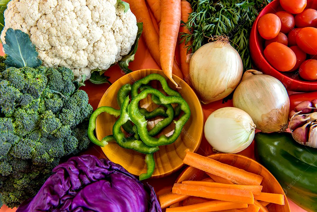 Vários legumes em uma mesa de cozinha