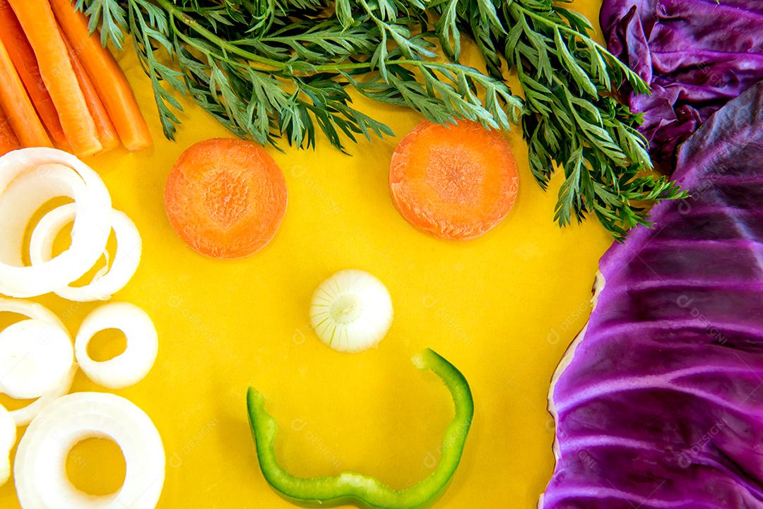 Cara vegetal, vários legumes fatiados na mesa da cozinha