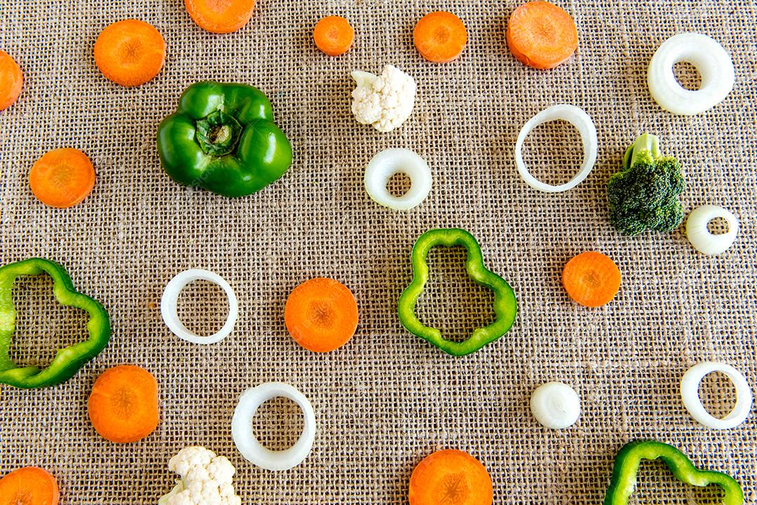 Vários legumes fatiados em uma mesa de cozinha, legumes fatiados.