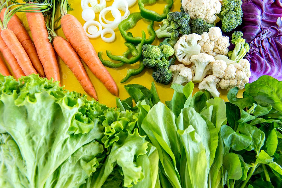 Vários legumes em uma mesa de cozinha