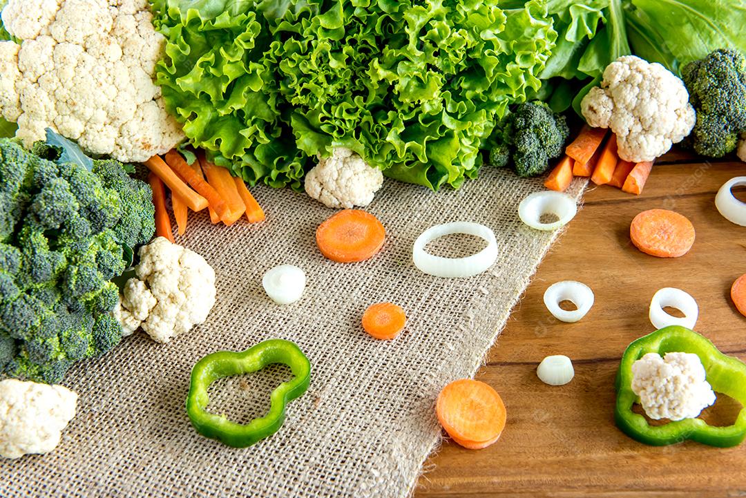 Vários legumes em uma mesa de cozinha