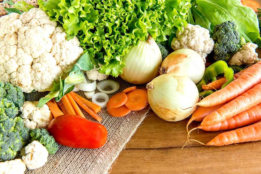 Vários legumes em uma mesa de cozinha