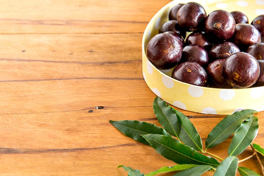 Jabuticaba, frutas brasileiras exóticas na mesa de madeira, Jabuticaba