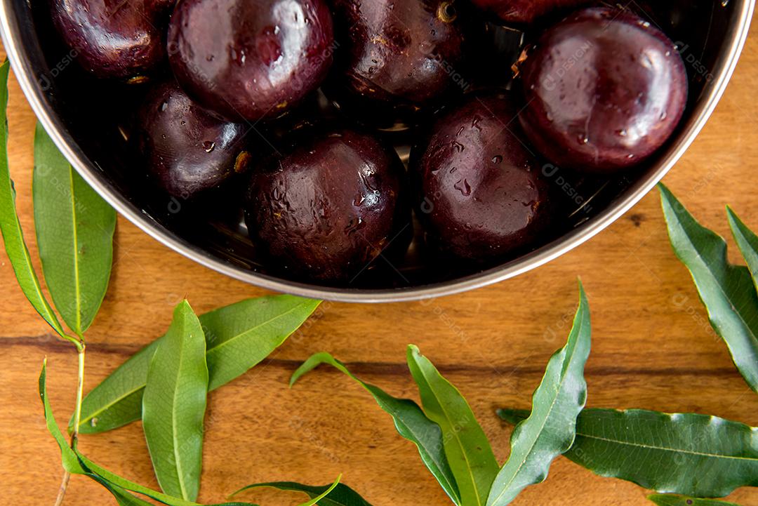 Jabuticaba, frutas brasileiras exóticas na mesa de madeira, Jabuticaba