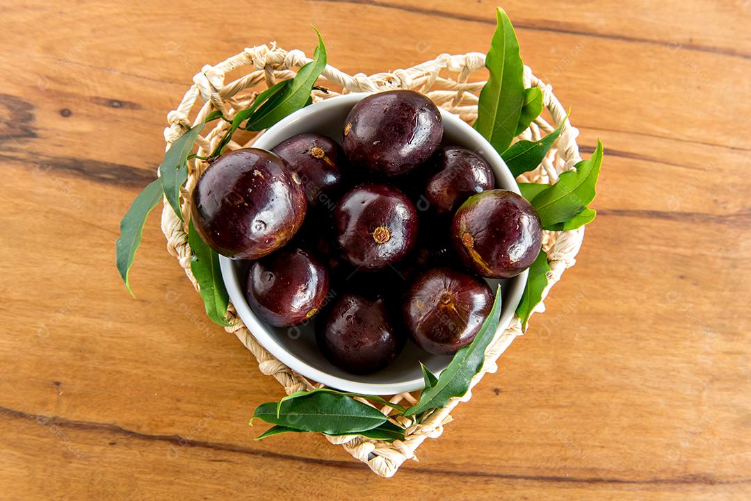 Jabuticaba, frutas brasileiras exóticas na mesa de madeira, Jabuticaba