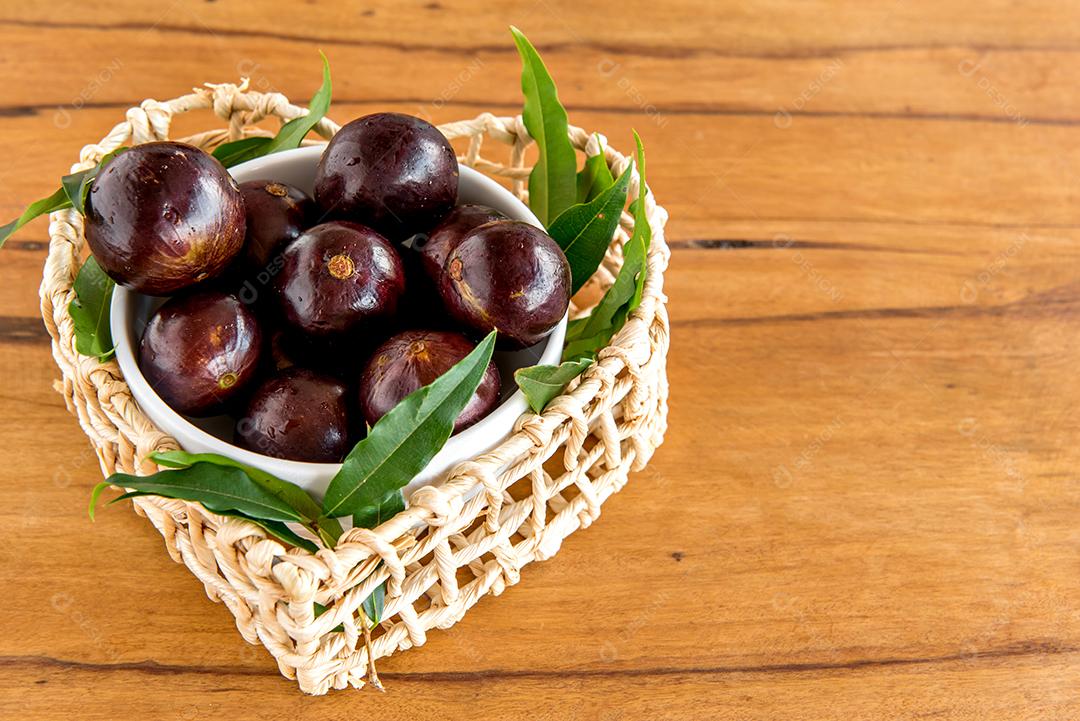 Jabuticaba, frutas brasileiras exóticas na mesa de madeira, Jabuticaba