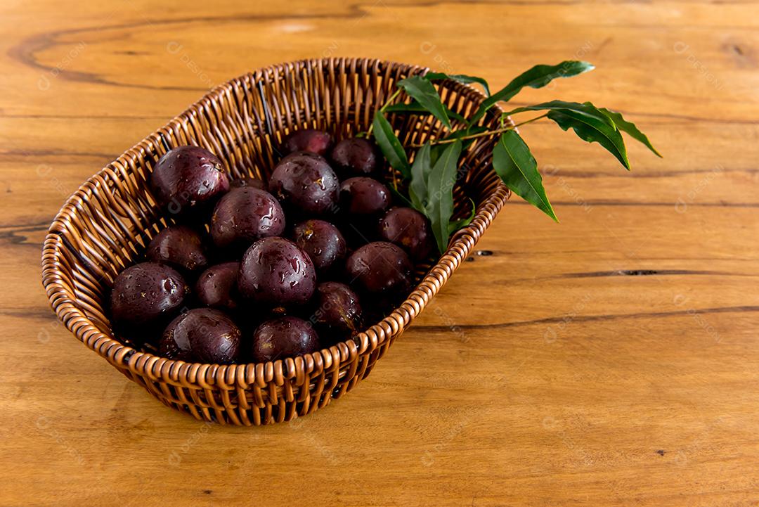 Jabuticaba, frutas brasileiras exóticas na mesa de madeira, Jabuticaba