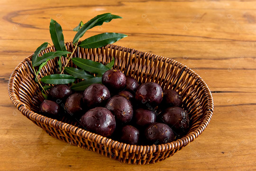 Jabuticaba, frutas brasileiras exóticas na mesa de madeira, Jabuticaba