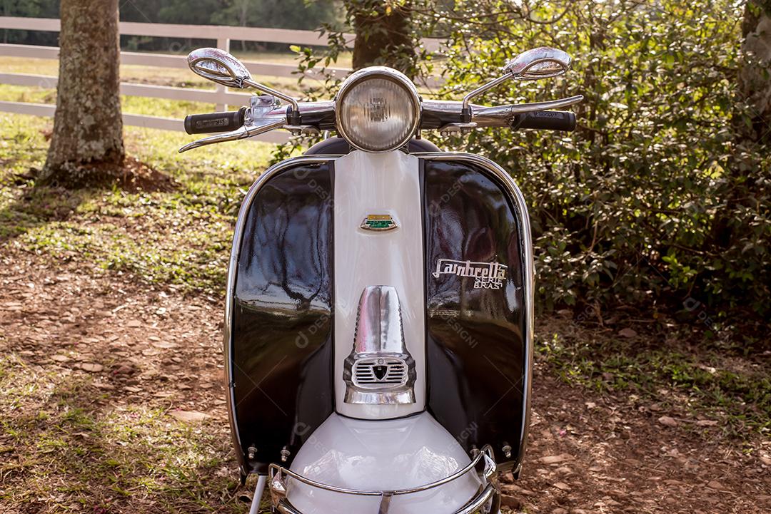 Vespa velha scooter vintage. Detalhes do velho brasileiro Lambretta mo