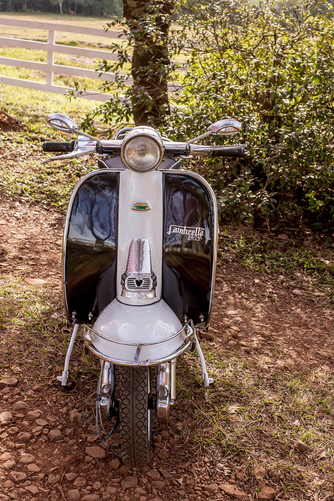 Vespa velha scooter vintage. Detalhes do velho brasileiro Lambretta mo