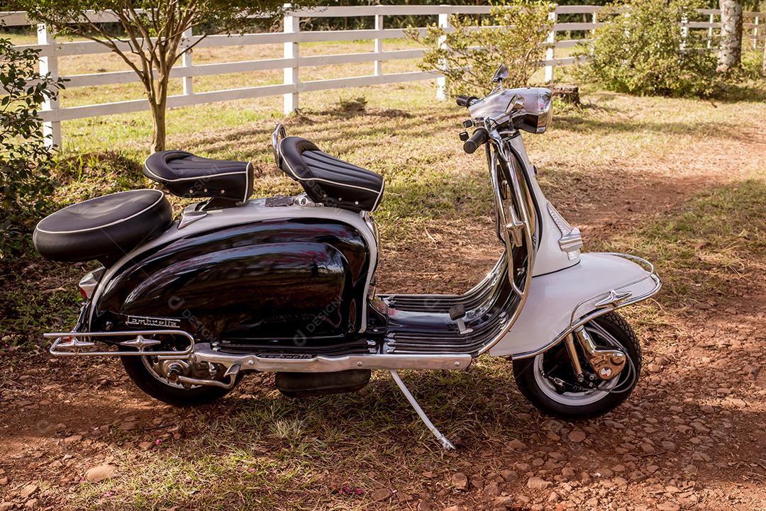 Vespa velha scooter vintage. Detalhes do velho brasileiro Lambretta mo