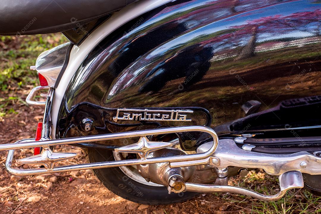 Vespa velha scooter vintage. Detalhes do velho brasileiro Lambretta mo