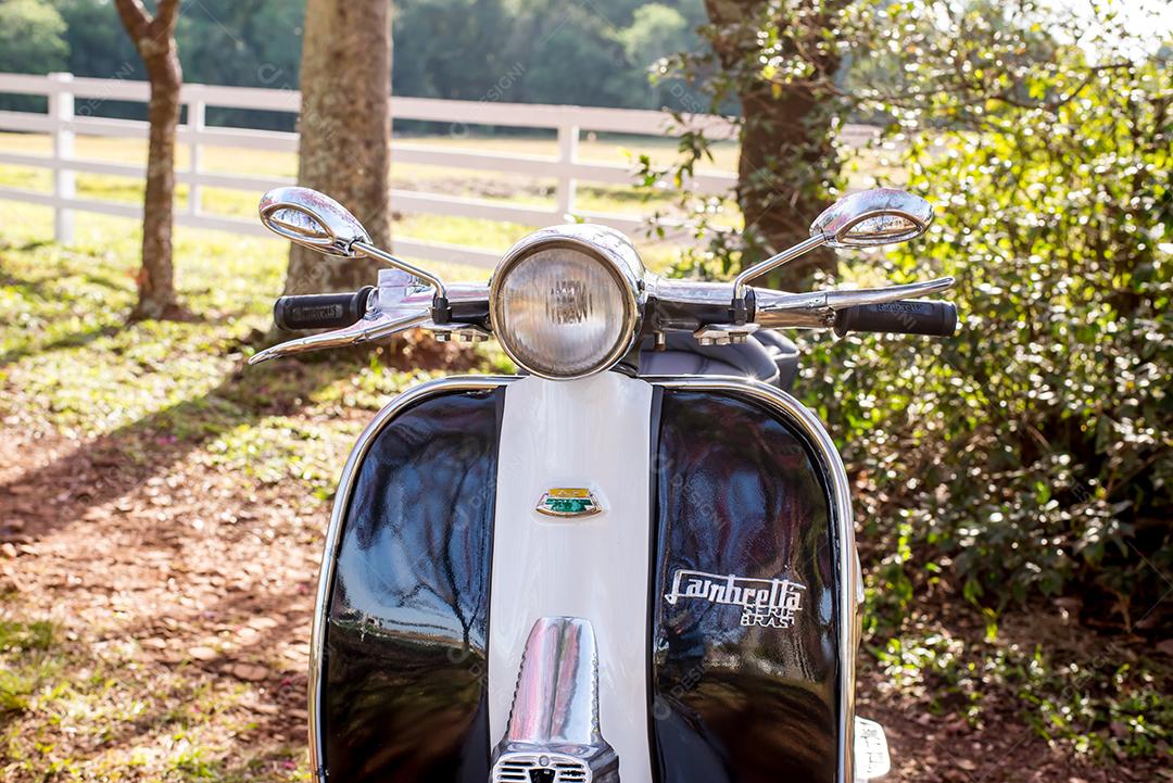 Vespa velha scooter vintage. Detalhes do velho brasileiro Lambretta mo