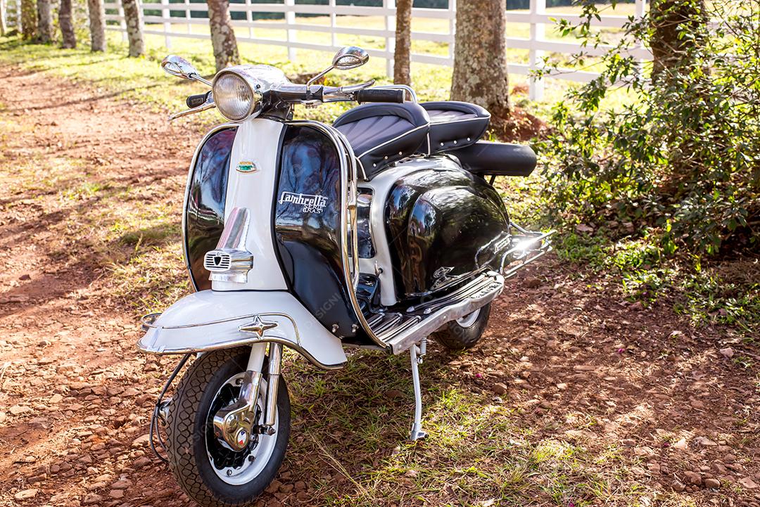 Vespa velha scooter vintage. Detalhes do velho brasileiro Lambretta mo