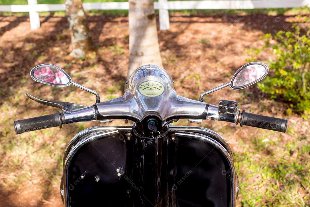 Vespa velha scooter vintage. Detalhes do velho brasileiro Lambretta