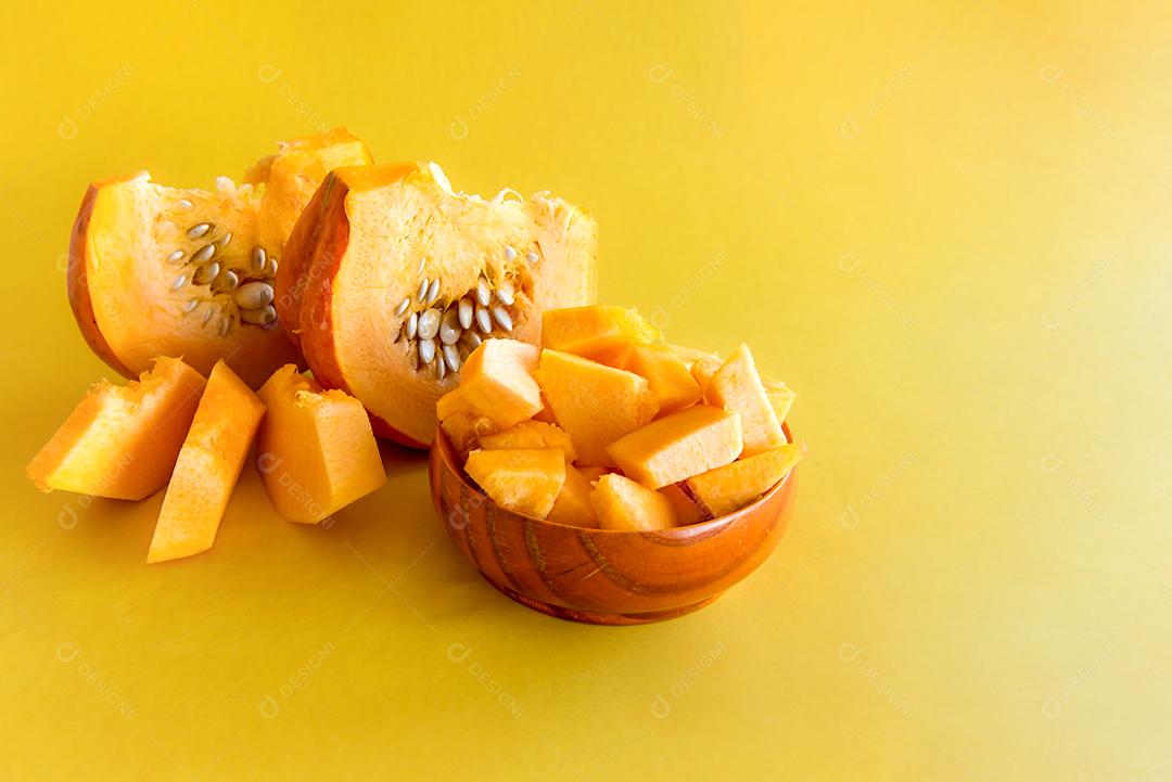 Pedaços de abóboras em fundo amarelo.