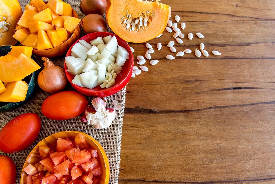 Pedaços de abóboras em fundo amarelo.