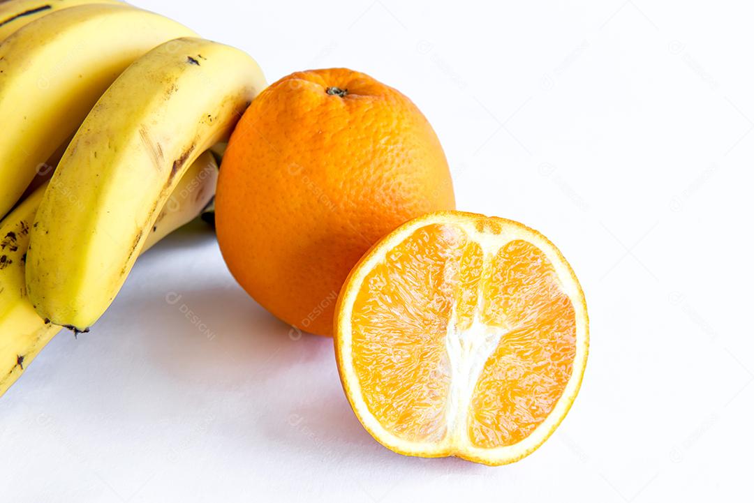 Laranja e banana isoladas no fundo branco.