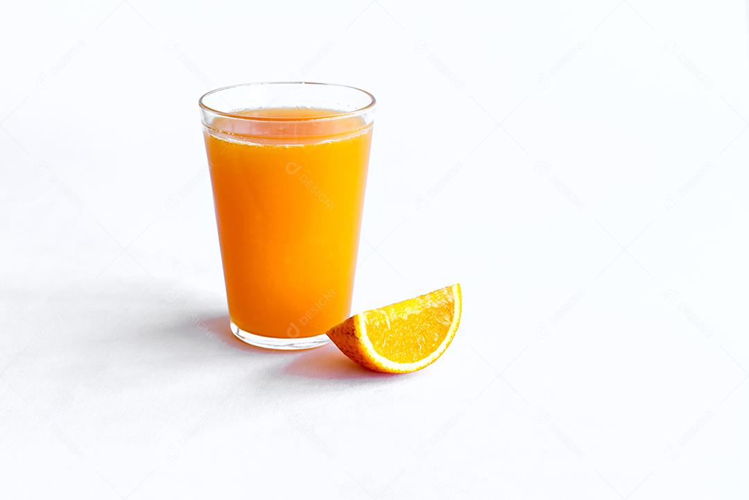 Copo com suco de laranja isolado no fundo branco.