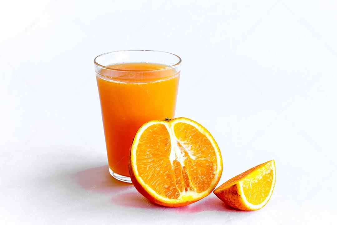 Copo com suco de laranja isolado no fundo branco.