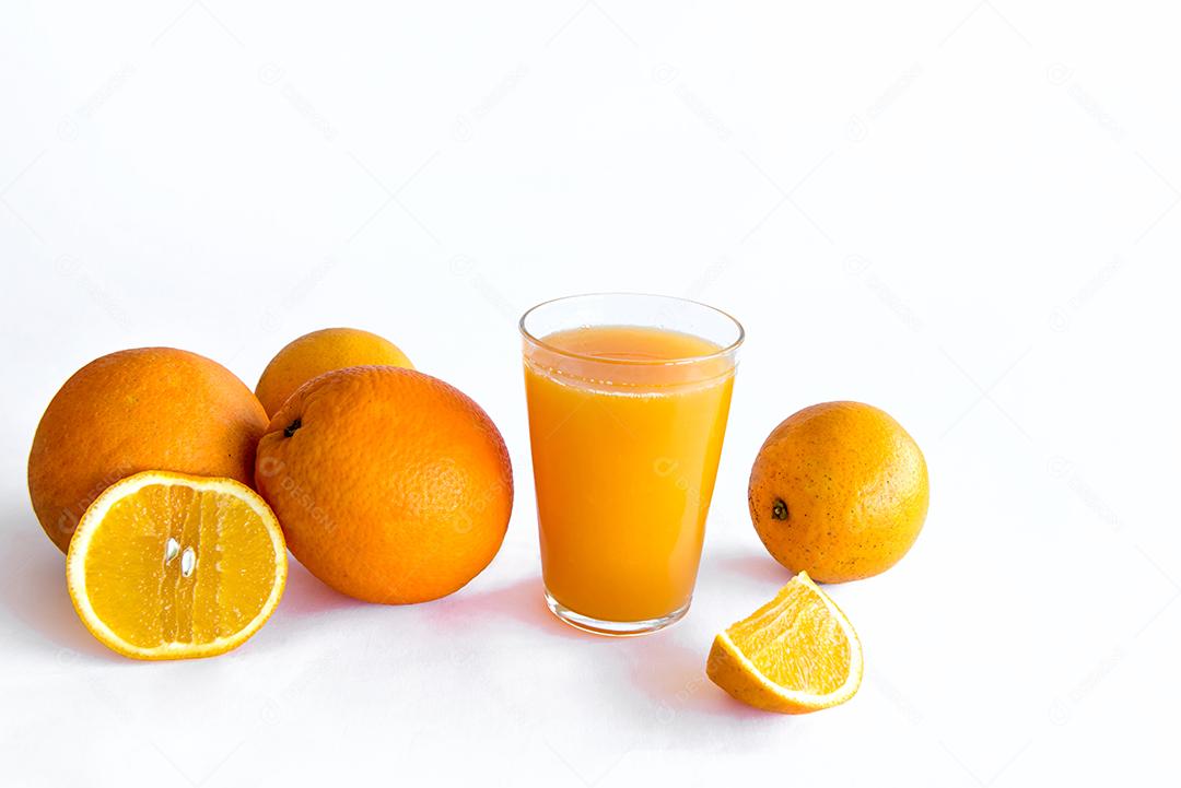 Copo com suco de laranja isolado no fundo branco.